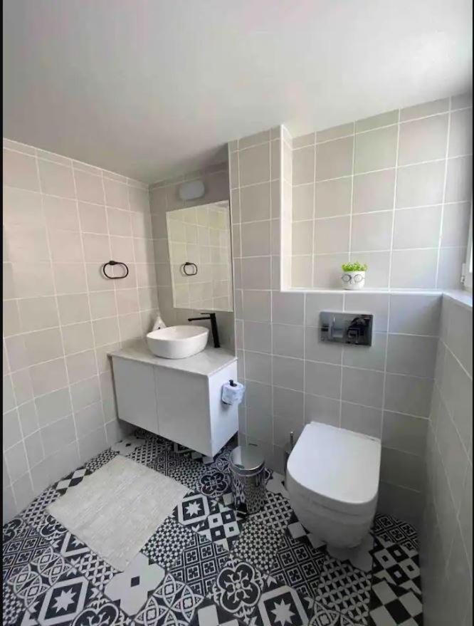 2 Bedroom Apt In Ermou 4 Minute Walk Beach Larnaca Ngoại thất bức ảnh